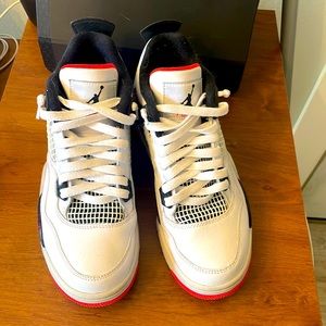 Men’s size 7 Air Jordan Flight shoes.
